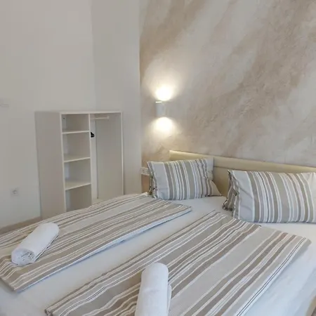 Lux *